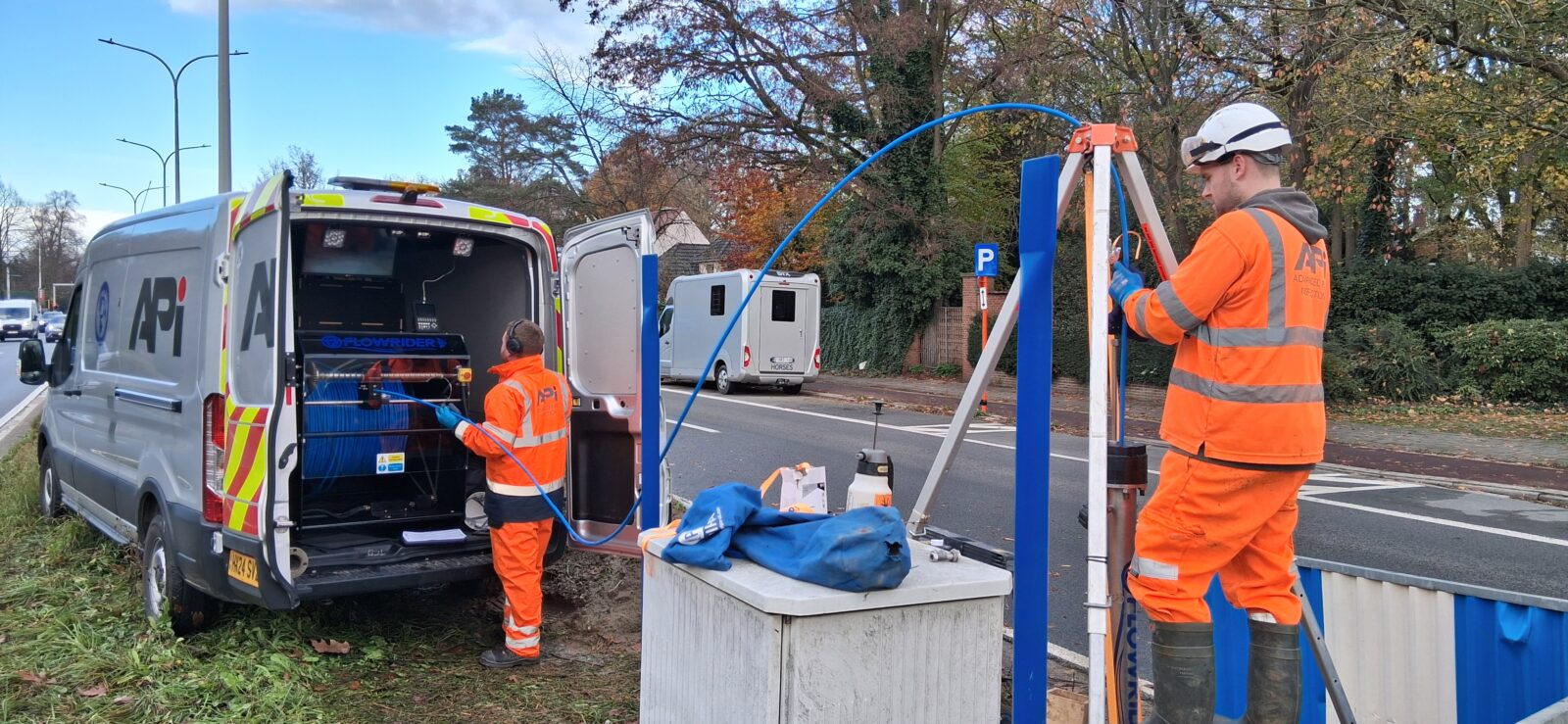 Foto van werkende mensen langs de weg