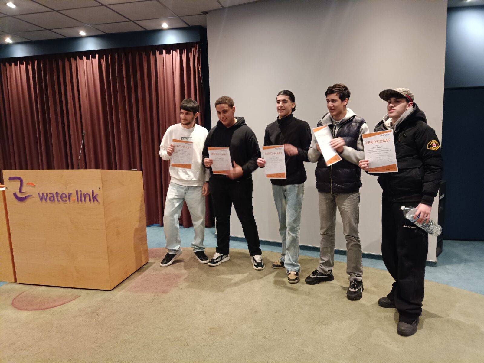 Foto jongeren met certificaat