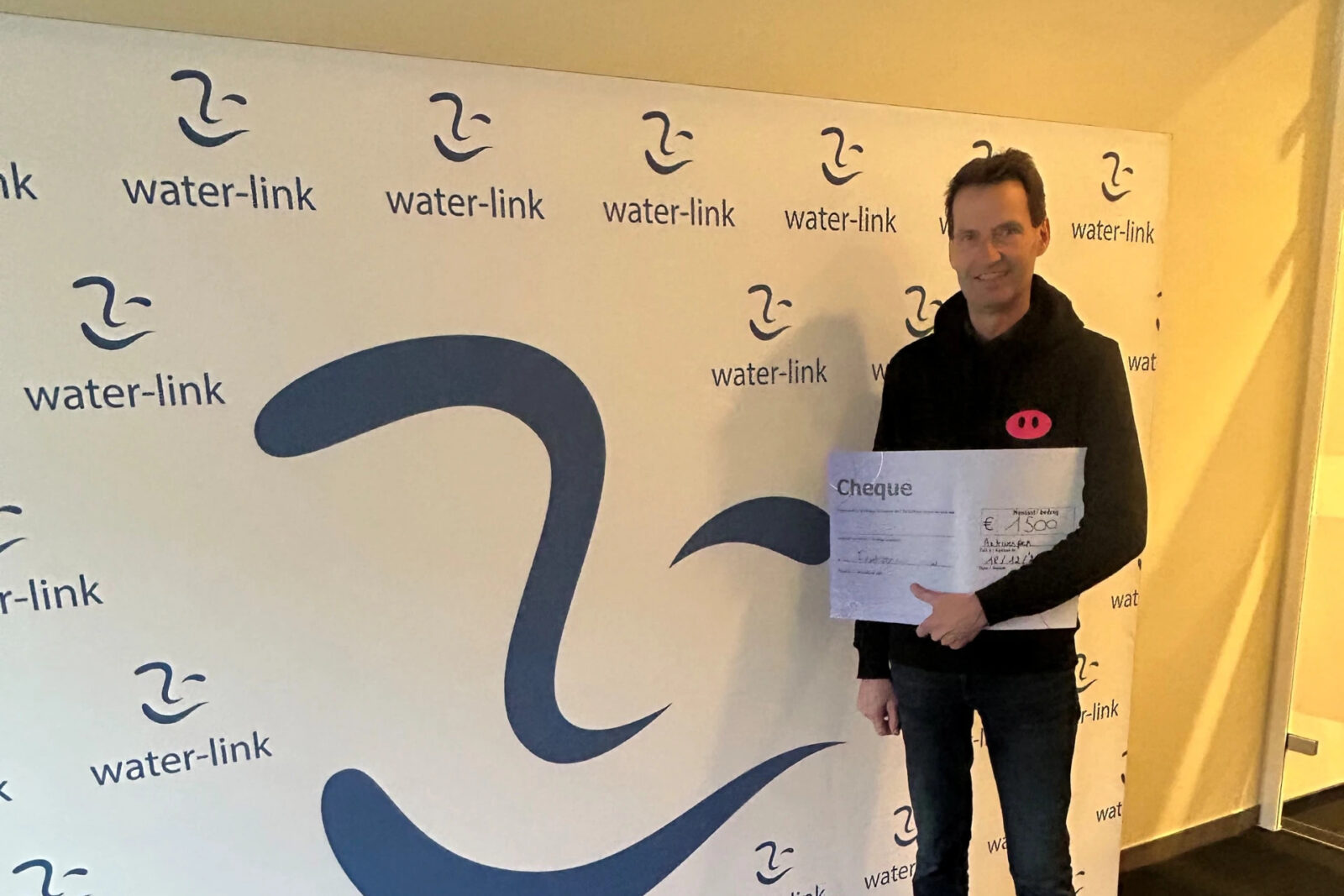 Foto van persoon met cheque