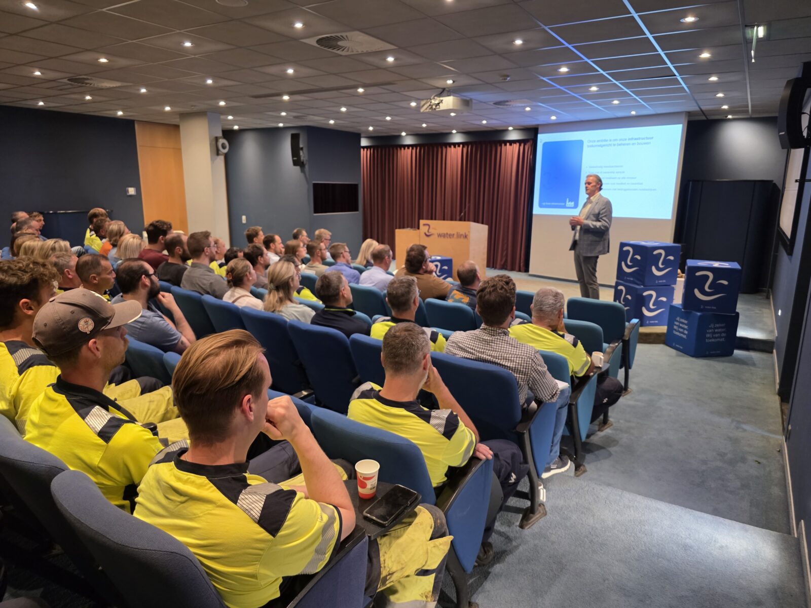 Foto van een presentatie die gegeven wordt