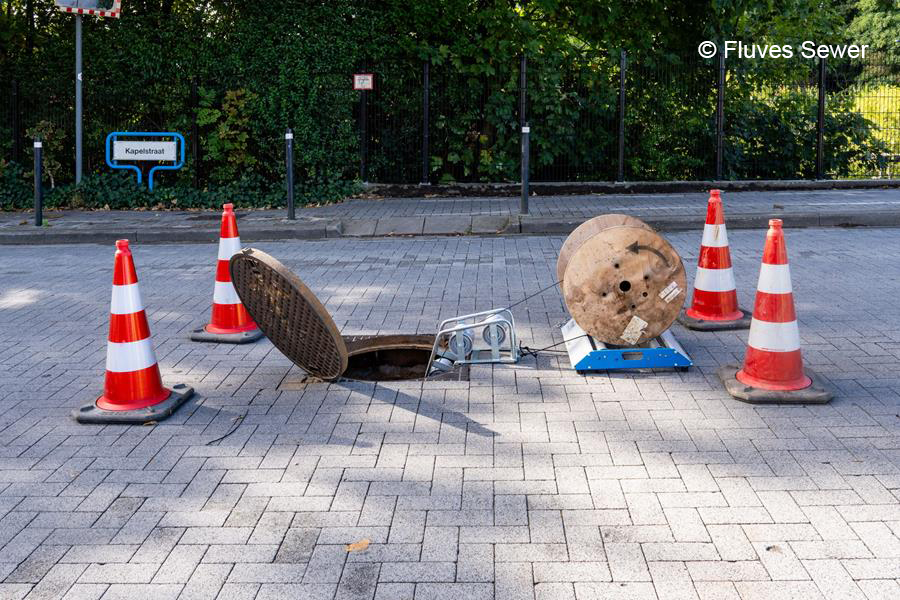 Foto van een open put afgezet met pionnen