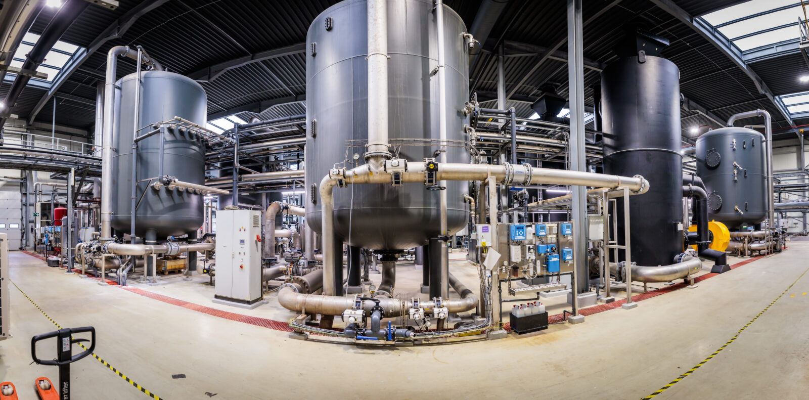 Foto van grote installaties in een fabriek