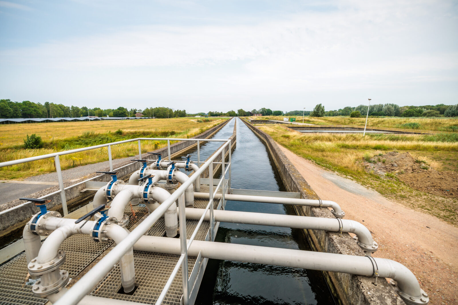 Foto van leidingen bij het water