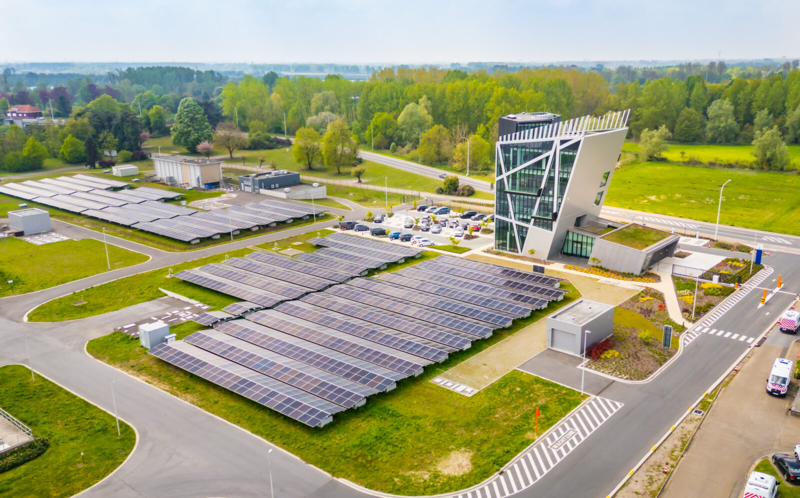 Locatie water-link van bovenaf. Zicht op zonnepanelen