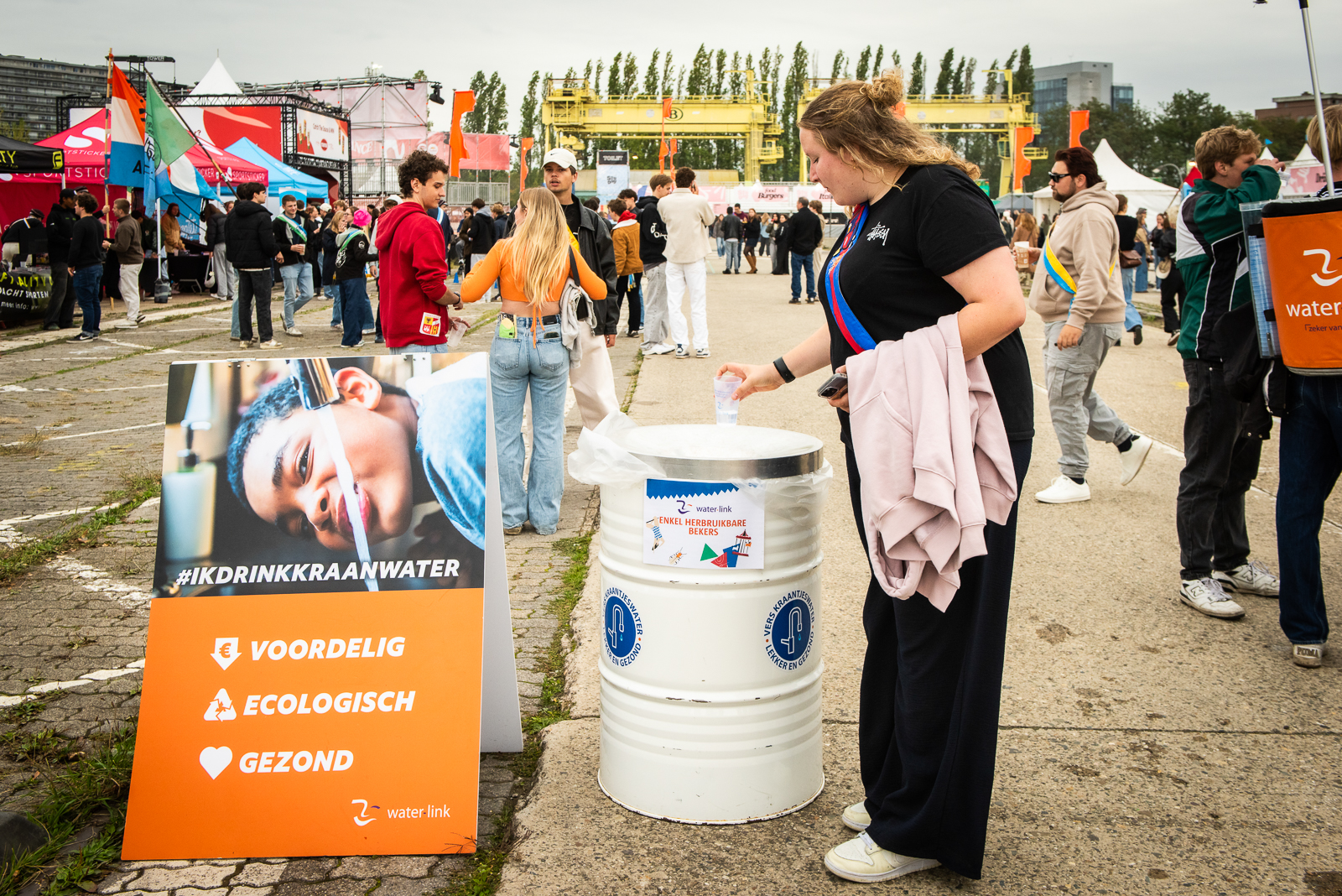 Foto van een bak om flessen te doneren