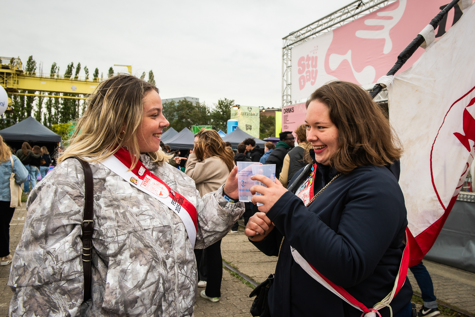Foto van twee mensen op het event