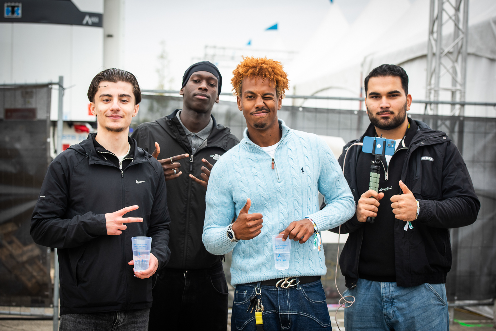 Foto van mensen die poseren op event